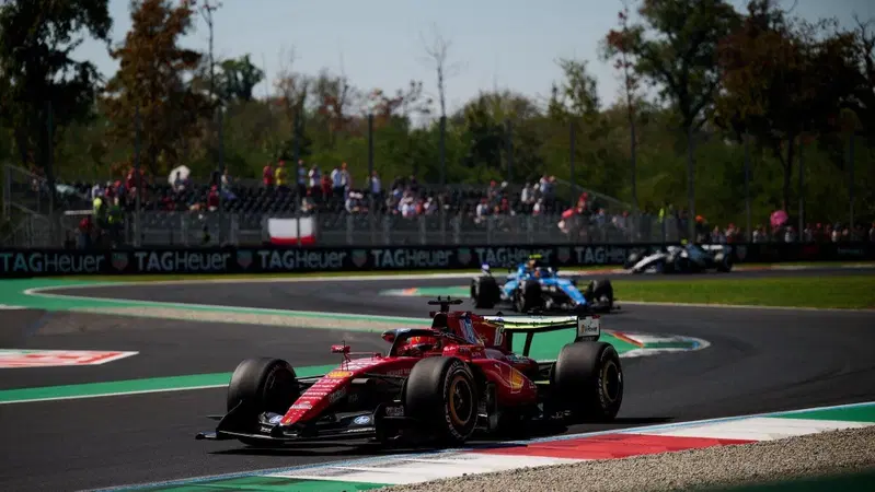 F1. GP d'Italia: la Ferrari domina le FP1 a Monza con Leclerc ed Hamilton, ma la trappola dell'energia spaventa tutti