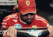 F1, “Perdevo sei decimi in rettilineo”: Hamilton svela i problemi della Ferrari a Monza dopo il venerdì di libere