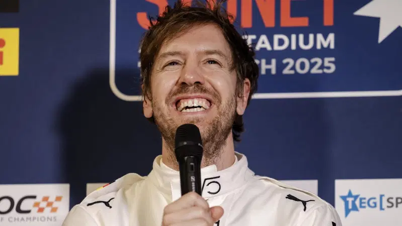 F1, 'Preferiremmo veder guidare lui, me compreso': Vettel commuove Monza al volante della Ferrari F2002 di Schumacher