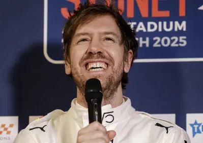 F1, Preferiremmo veder guidare lui, me compreso: Vettel commuove Monza al volante della Ferrari F2002 di Schumacher