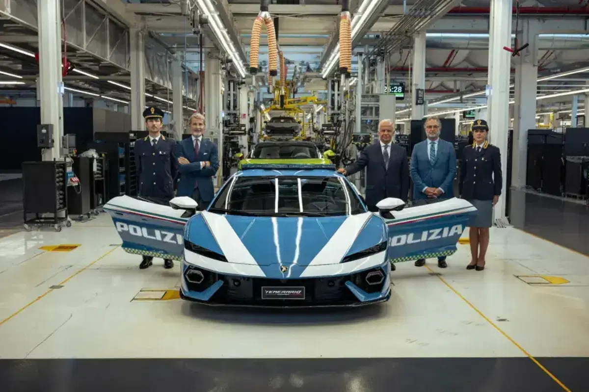 Lamborghini Temerario, ora il Toro veste la divisa della Polizia di Stato