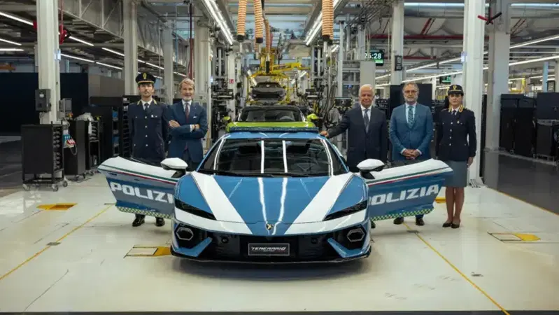 Lamborghini Temerario, ora il Toro veste la divisa della Polizia di Stato