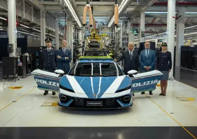 Lamborghini Temerario, ora il Toro veste la divisa della Polizia di Stato
