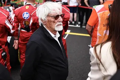 Ecclestone “dimentica” un fucile a pompa nel jet privato: fermato in aeroporto a 95 anni l'ex patron della F1