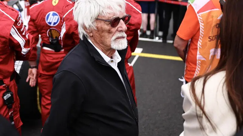 Ecclestone “dimentica” un fucile a pompa nel jet privato: fermato in aeroporto a 95 anni l'ex patron della F1