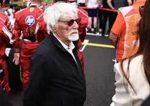 Ecclestone “dimentica” un fucile a pompa nel jet privato: fermato in aeroporto a 95 anni l'ex patron della F1