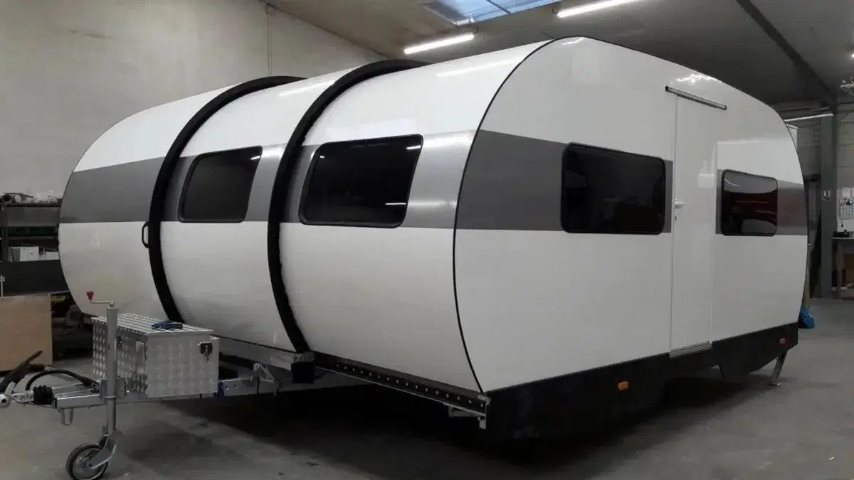 Beauer X8, la roulotte “fisarmonica” che si allarga in 60 secondi e diventa una casa da 30 mq