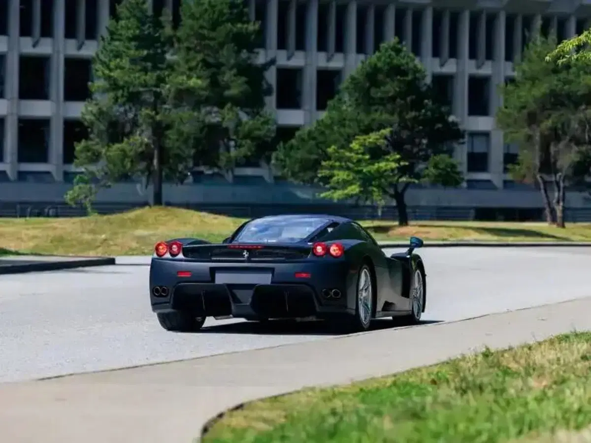 Ferrari Enzo nera opaca, ne esiste una sola al mondo: ora è in vendita (4)