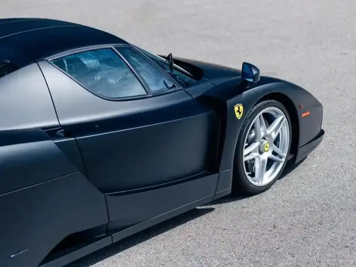 Ferrari Enzo nera opaca, ne esiste una sola al mondo: ora è in vendita (19)