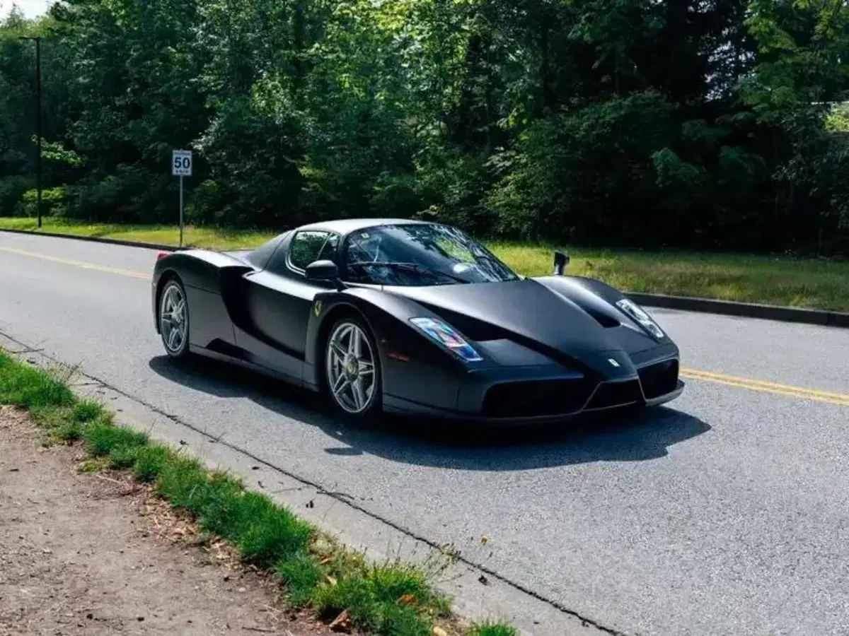 Ferrari Enzo nera opaca, ne esiste una sola al mondo: ora è in vendita (5)