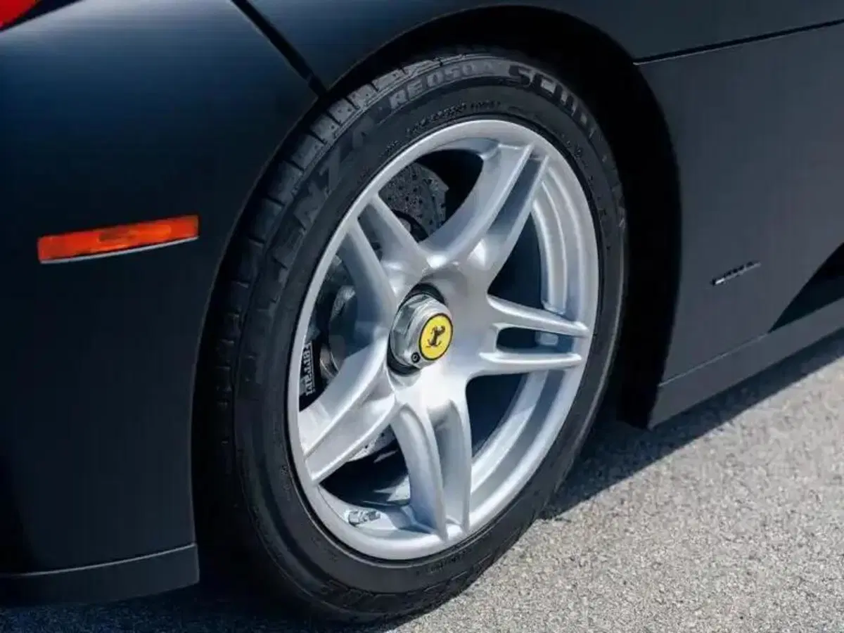 Ferrari Enzo nera opaca, ne esiste una sola al mondo: ora è in vendita (21)