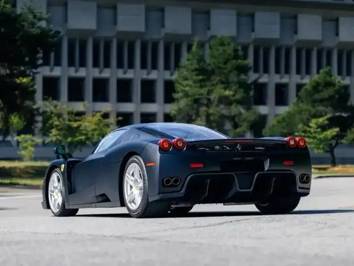 Ferrari Enzo nera opaca, ne esiste una sola al mondo: ora è in vendita (10)