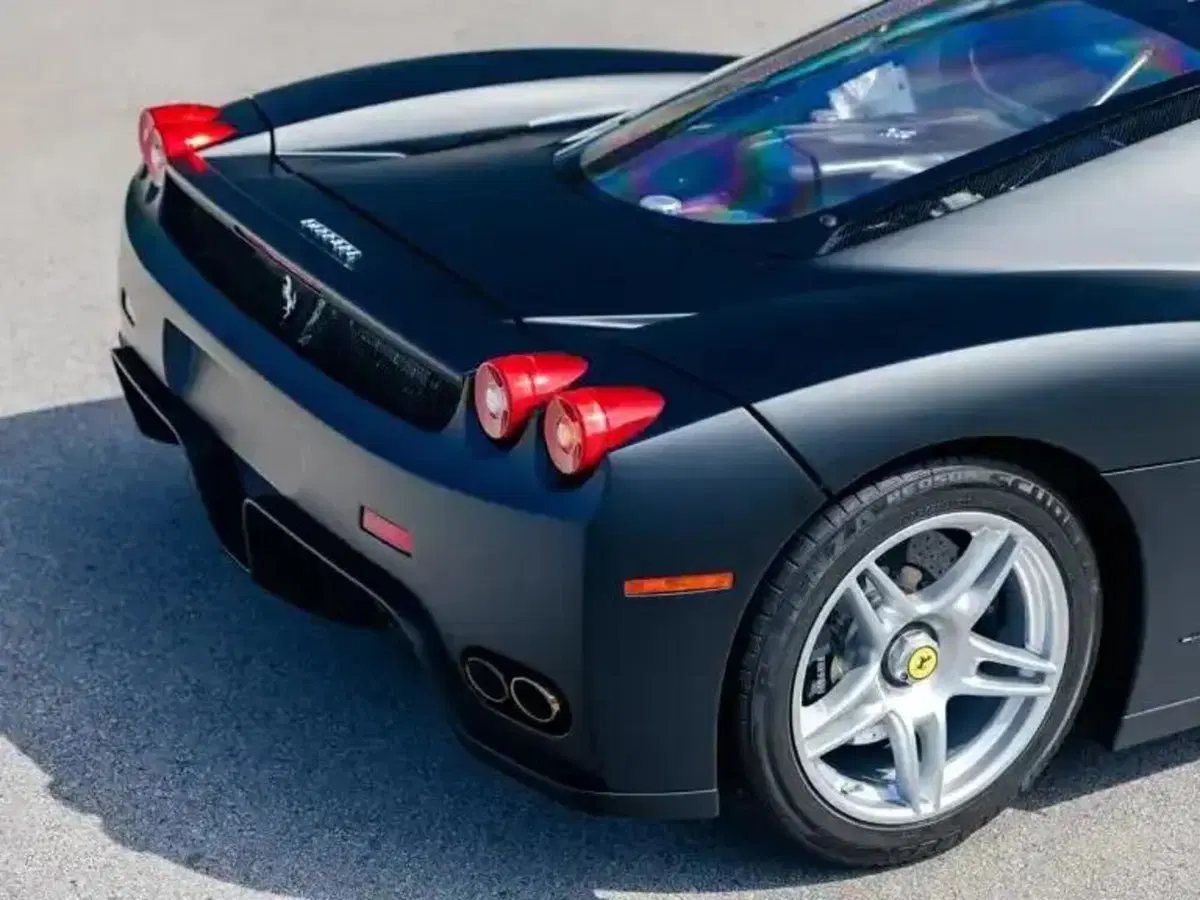 Ferrari Enzo nera opaca, ne esiste una sola al mondo: ora è in vendita (25)