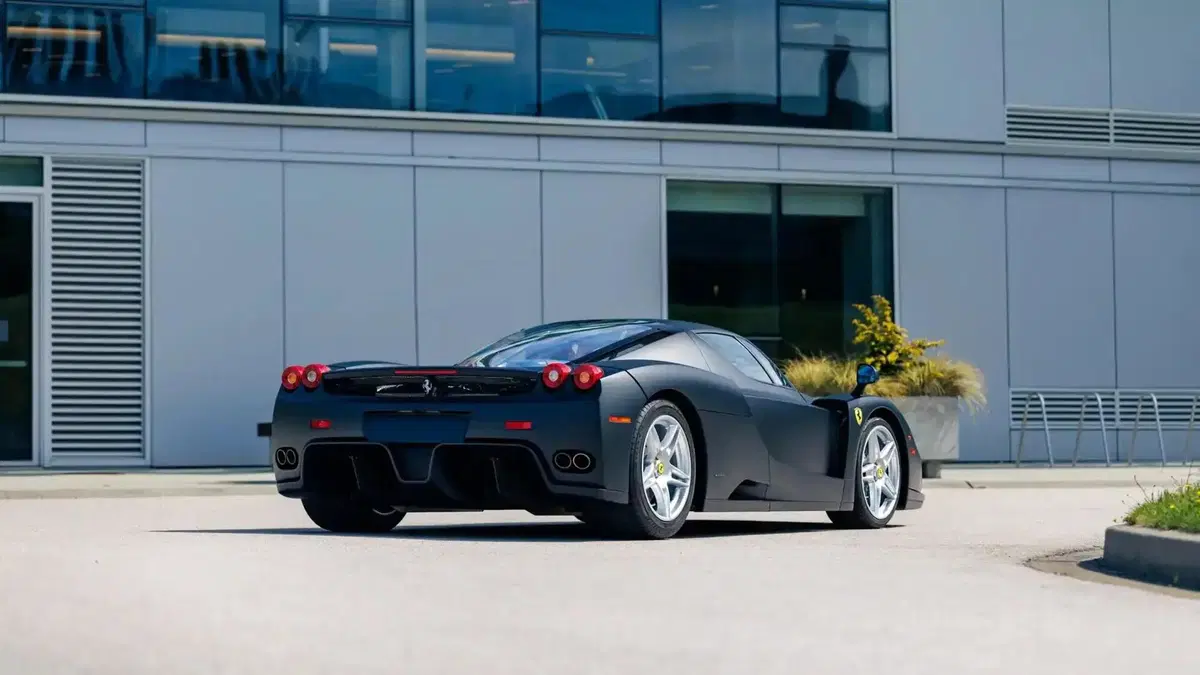 Ferrari Enzo nera opaca, ne esiste una sola al mondo: ora è in vendita (8)