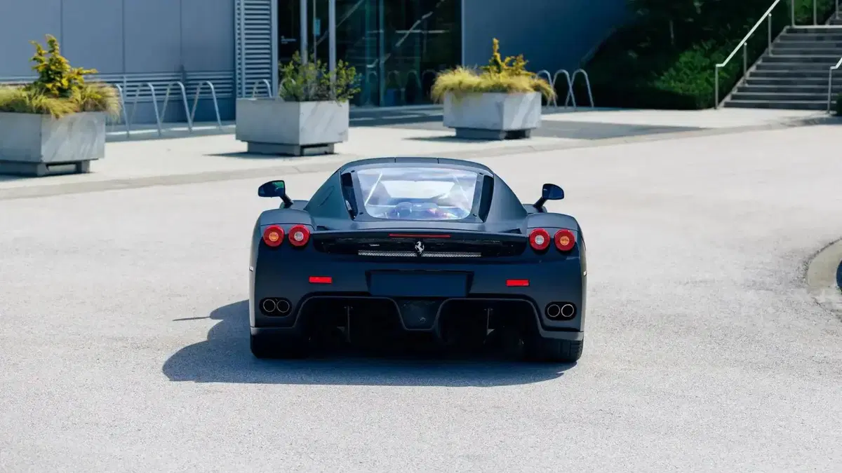 Ferrari Enzo nera opaca, ne esiste una sola al mondo: ora è in vendita (2)