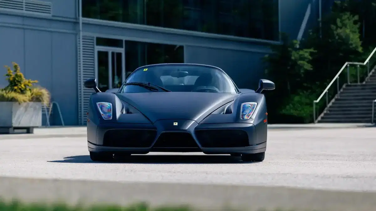 Ferrari Enzo nera opaca, ne esiste una sola al mondo: ora è in vendita (3)