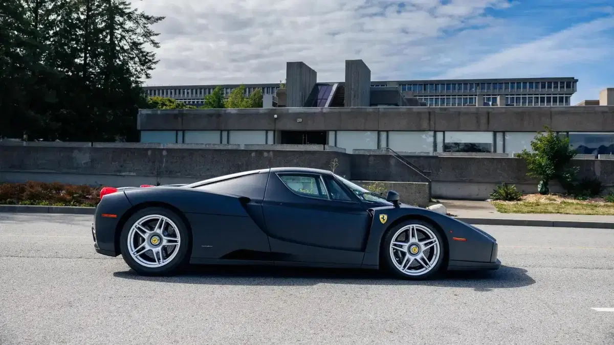 Ferrari Enzo nera opaca, ne esiste una sola al mondo: ora è in vendita (6)