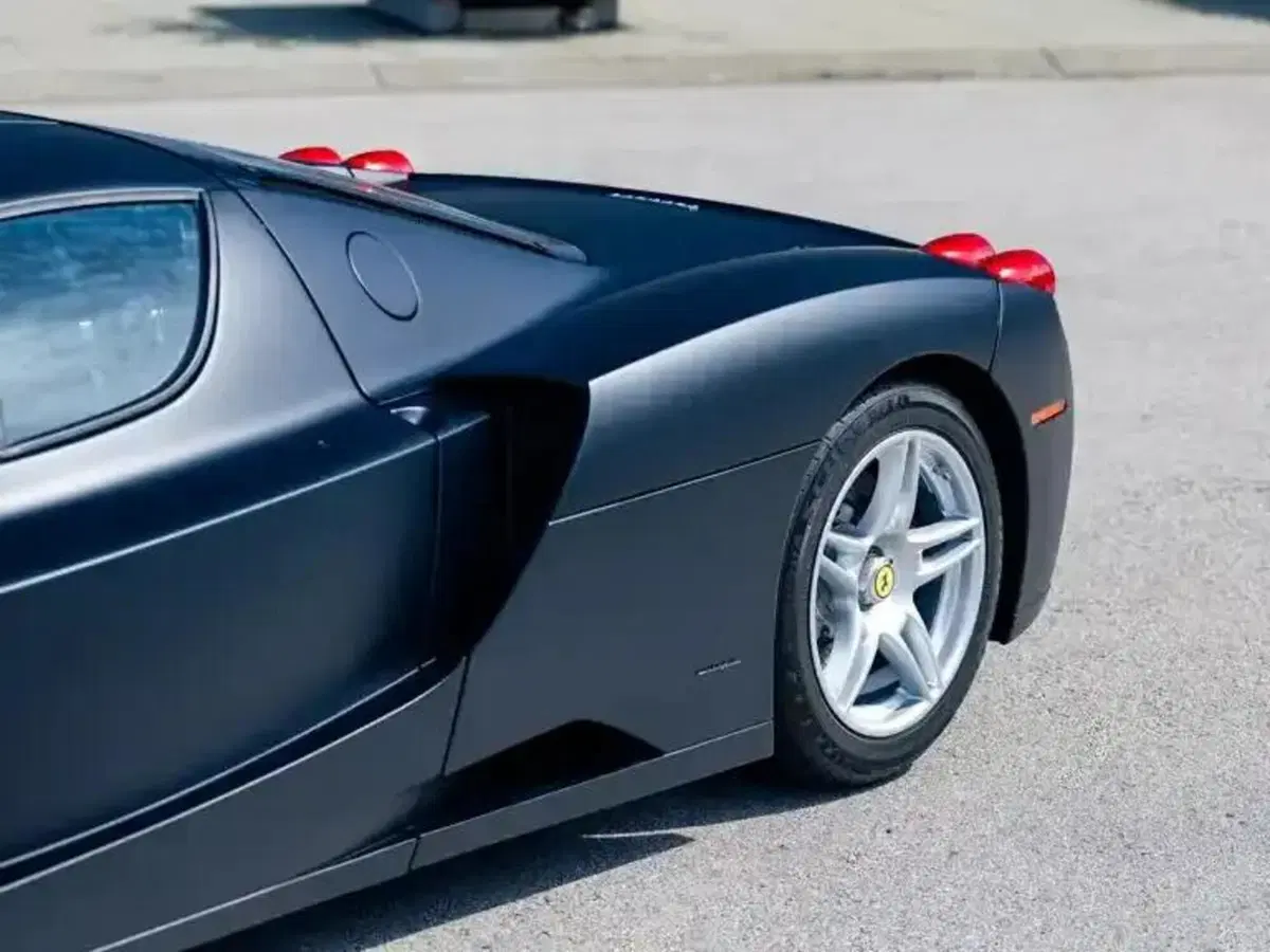 Ferrari Enzo nera opaca, ne esiste una sola al mondo: ora è in vendita (16)