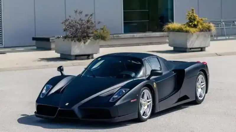 Ferrari Enzo nera opaca, ne esiste una sola al mondo: ora è in vendita