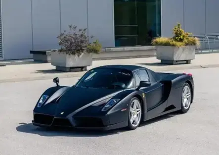 Ferrari Enzo nera opaca, ne esiste una sola al mondo: ora è in vendita