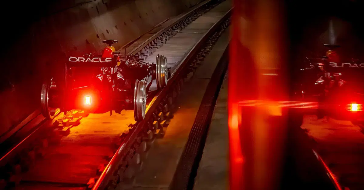"Ora nel CV posso scrivere anche macchinista della metro": la Red Bull da F1 corre sui binari sottoterra a Madrid!