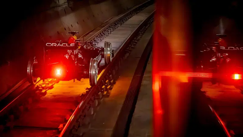 'Ora nel CV posso scrivere anche macchinista della metro': la Red Bull da F1 corre sui binari sottoterra a Madrid!