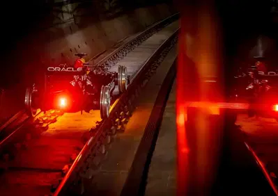 Ora nel CV posso scrivere anche macchinista della metro: la Red Bull da F1 corre sui binari sottoterra a Madrid!