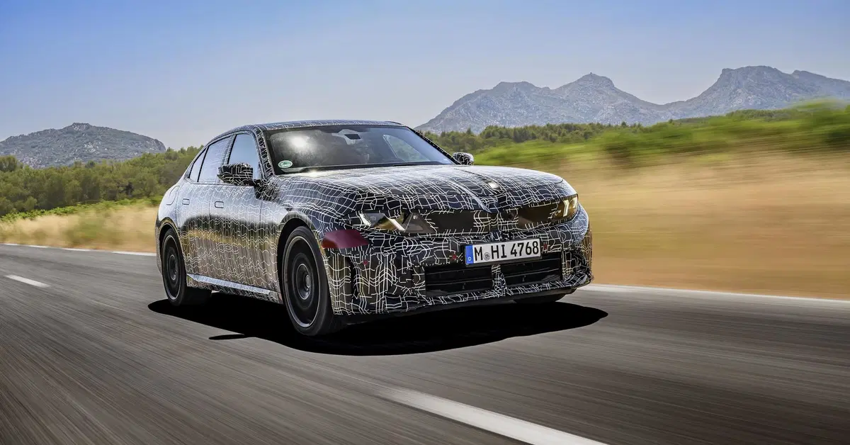 Nuova BMW Serie 3, la M350 xDrive scalda i motori a Miramas: 443 CV e Drift Moment