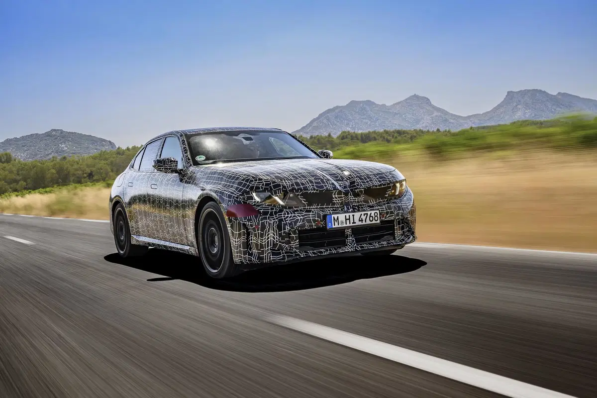 Nuova BMW Serie 3, la M350 xDrive scalda i motori a Miramas: 443 CV e Drift Moment