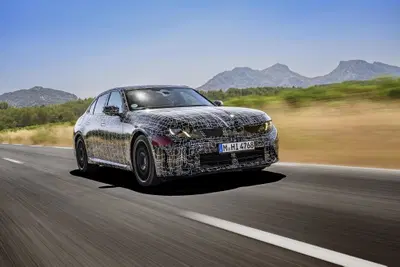 Nuova BMW Serie 3, la M350 xDrive scalda i motori a Miramas: 443 CV e Drift Moment