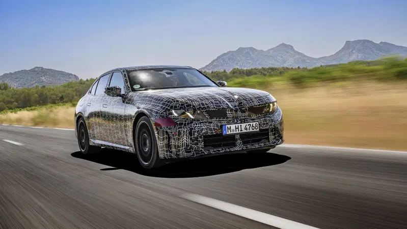 Nuova BMW Serie 3, la M350 xDrive scalda i motori a Miramas: 443 CV e Drift Moment
