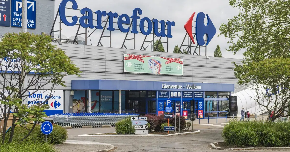 Carrefour vieta le auto elettriche nei parcheggi sul tetto: cosa succede in Belgio