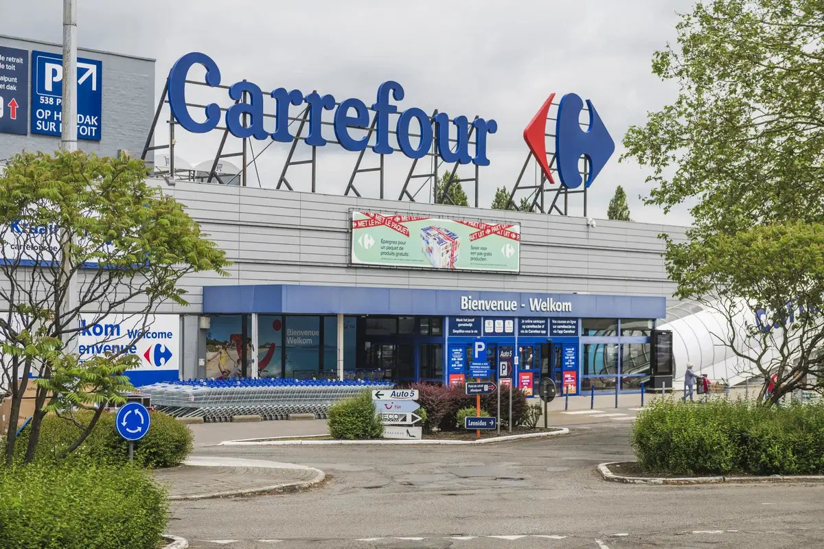 Carrefour vieta le auto elettriche nei parcheggi sul tetto: cosa succede in Belgio