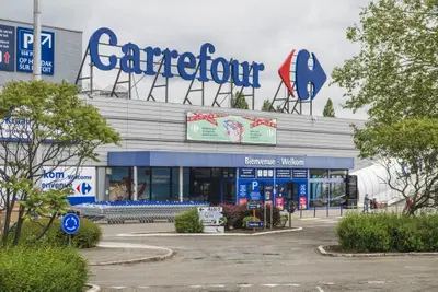 Carrefour vieta le auto elettriche nei parcheggi sul tetto: cosa succede in Belgio