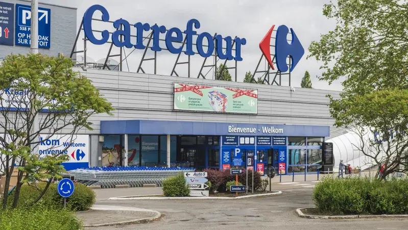 Carrefour vieta le auto elettriche nei parcheggi sul tetto: cosa succede in Belgio