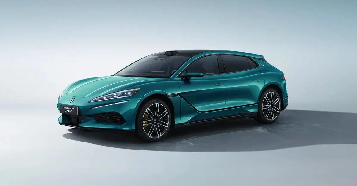 Denza Z9 GT, l'elettrica da 1.140 CV ora costa meno: BYD toglie il lusso, non la potenza