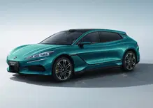 Denza Z9 GT, l'elettrica da 1.140 CV ora costa meno: BYD toglie il lusso, non la potenza