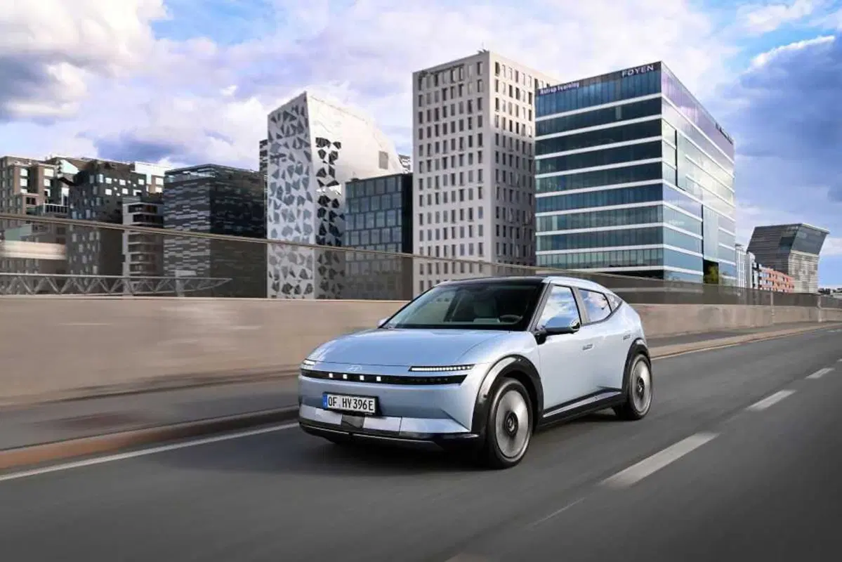 Hyundai IONIQ 3, ordini aperti in Italia: prezzi da 29.900 euro e fino a 497 km di autonomia