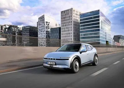 Hyundai IONIQ 3, ordini aperti in Italia: prezzi da 29.900 euro e fino a 497 km di autonomia