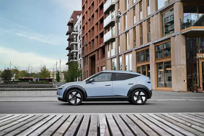 Hyundai IONIQ 3 di profilo