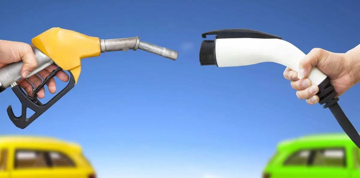 L'elettrico costa il 33% in meno della benzina: e il diesel ha appena perso anche i camion