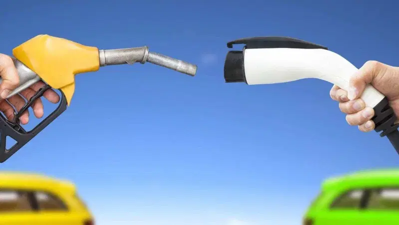 L'elettrico costa il 33% in meno della benzina: e il diesel ha appena perso anche i camion