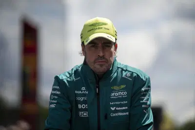 Alonso scuote Madrid: 'Il mio futuro? Valuto il WEC'. E commuove sul passato: 'Nel 2001 mi seguivano solo in tedesco perché in Spagna non trasmettevano la F1'