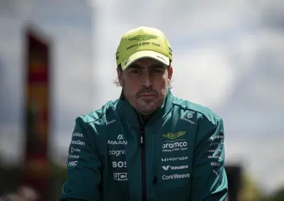 Alonso scuote Madrid: Il mio futuro? Valuto il WEC. E commuove sul passato: Nel 2001 mi seguivano solo in tedesco perché in Spagna non trasmettevano la F1