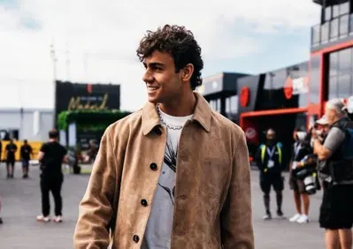 F1, Arvid Lindblad carica Racing Bulls prima di Madrid: “Pista spietata, sfioriamo i muri come a Macao”