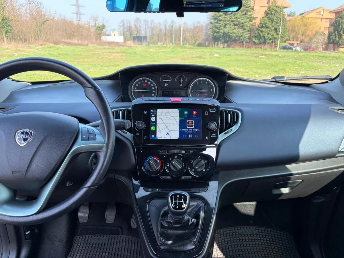 Lancia Ypsilon usata a Milano (9)