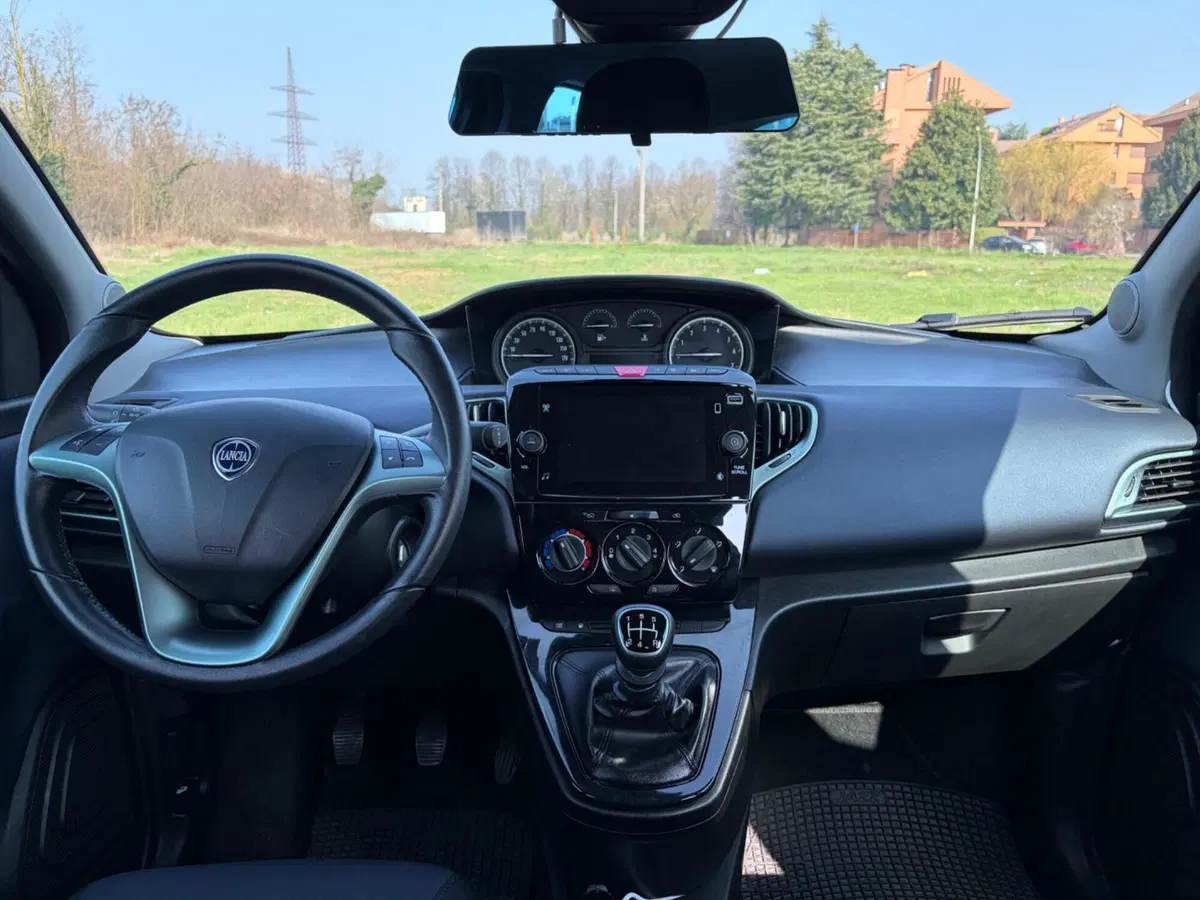 Lancia Ypsilon usata a Milano (10)