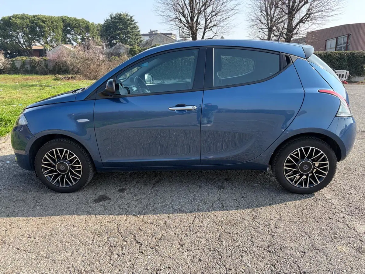 Lancia Ypsilon usata a Milano (12)