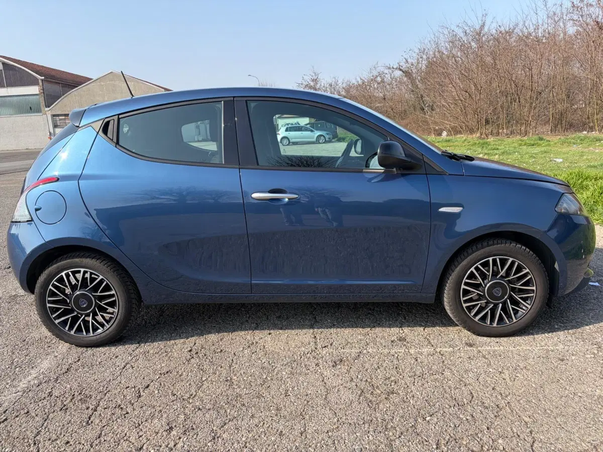Lancia Ypsilon usata a Milano (13)