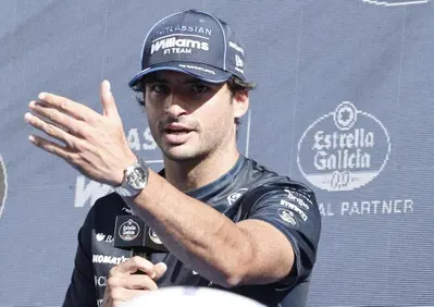 Svegliavo mio padre alle 4 per la F1, oggi corro a casa mia: la confessione di Sainz a Madrid. E sulle questioni in casa Ferrari dice...